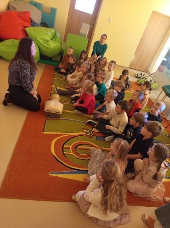 Stokrotki uczą się pierwszej pomocy 