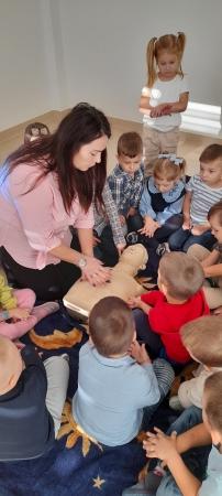 ''Smerfiki uczą się pierwszej pomocy''