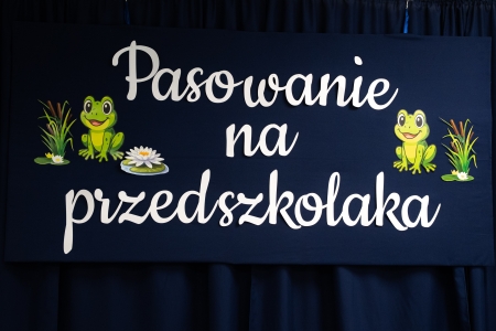 Pasowanie na przedszkolaka dzieci z najmłodszych grup wiekowych