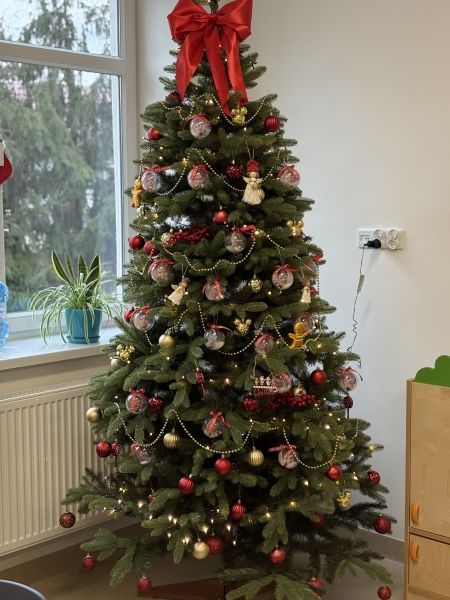 „Małe rączki, wielka radość – wspólne ubieranie choinki”