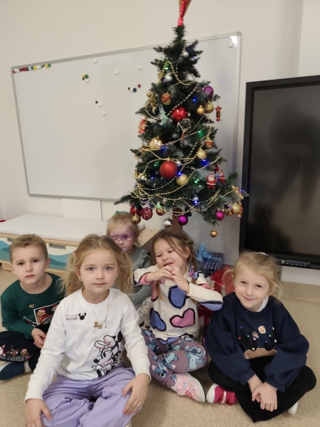 Wspólne ubieranie choinki