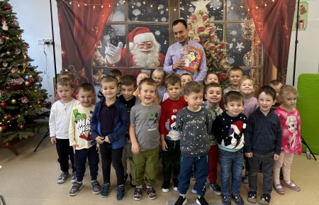 „Mikołajkowe czytanie z rodzicami w grupie Smerfiki”