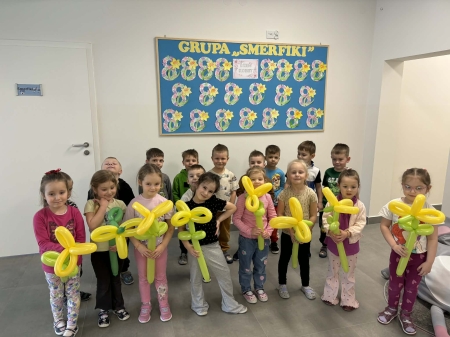 „Małe damy – wielkie święto! Dzień Kobiet u Smerfików”